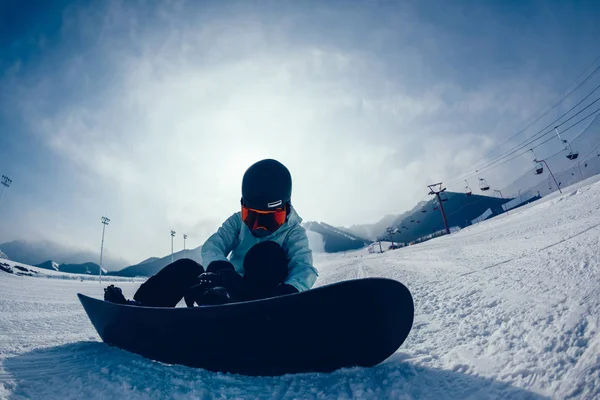 Snowboarder Hebilla Hasta Fijación Pista Esquí Invierno — Foto de Stock