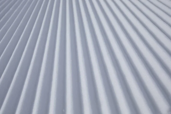 Diagonale Spuren Auf Einer Skipiste Die Von Einer Schneekatze Hinterlassen — Stockfoto