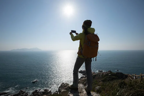 Молодая Женщина Турист Помощью Смартфона Фотографирование Берегу Моря — стоковое фото