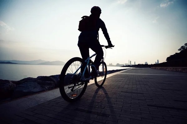 Cyklista Jízdní Kolo Silnici Pobřeží Sunrise — Stock fotografie