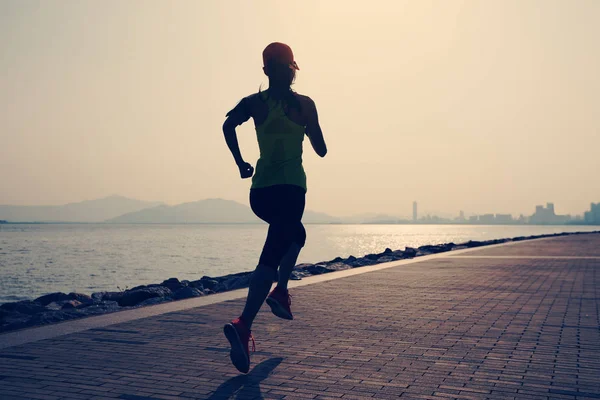 Deportista Joven Fitness Mujer Corriendo Sunrise Costa Trail — Foto de Stock