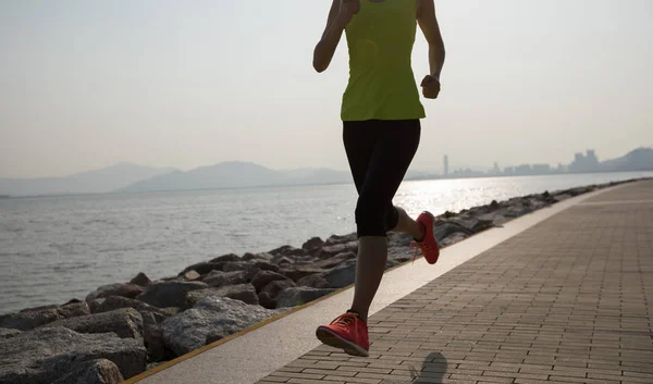 Young Fitness Sportswoman Running Sunrise Coast Trail — Stock Photo, Image