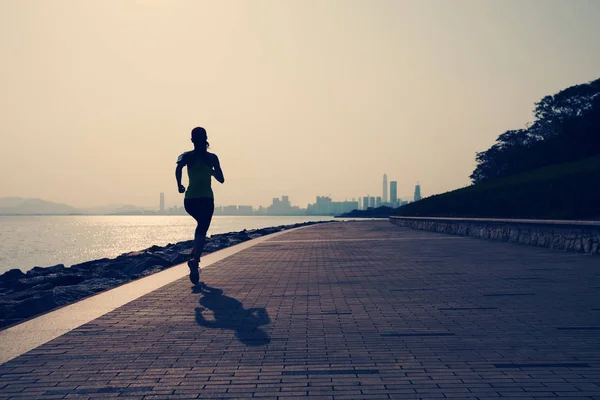 Deportista Joven Fitness Mujer Corriendo Sunrise Costa Trail — Foto de Stock