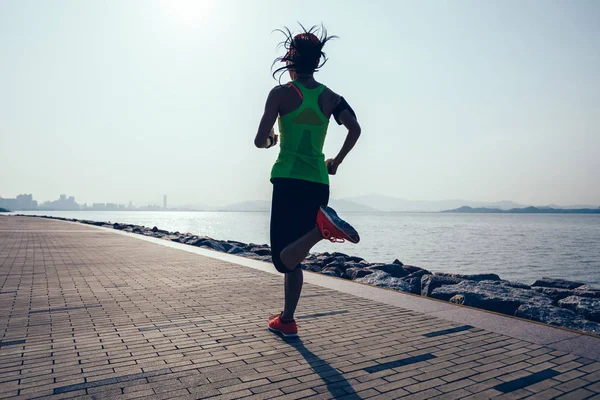 Deportista Joven Fitness Mujer Corriendo Sunrise Costa Trail — Foto de Stock