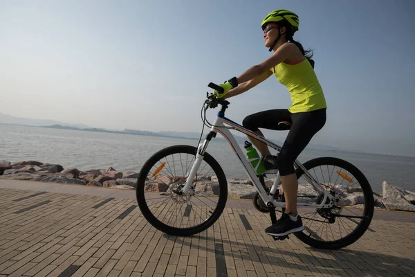 Жіночий Велосипедист Катається Гірському Велосипеді Узбережжі — стокове фото