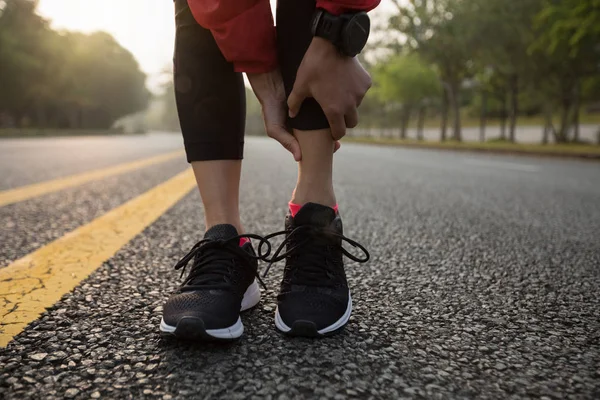 Female Runner Touching Injured Calf Close View — Stock Photo, Image