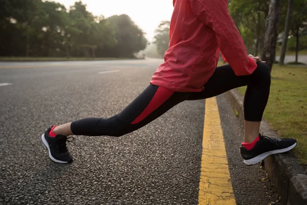 Fitness Desportista Aquecendo Antes Correr Parque — Fotografia de Stock