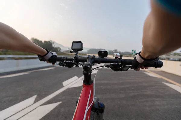 Radfahrer Fährt Mountainbike Auf Autobahn — Stockfoto