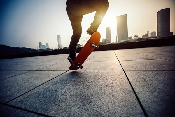 Skateboarder Benen Skateboarden Bij Zonsopgang City — Stockfoto