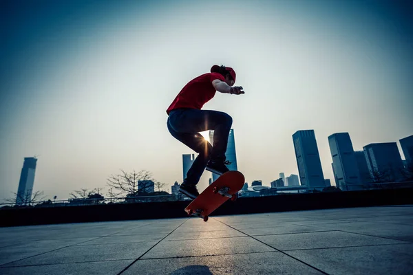 Skateboarder Skateboarding Sunrise City — Stock Photo, Image