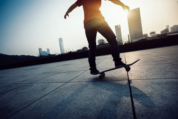 Skateboardista Nohy Skateboardingu Sunrise City — Stock fotografie