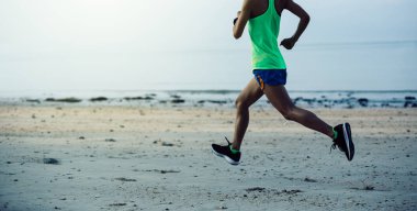 Kumsalda çalıştıran sportif genç fitness kadın