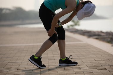 Sabah egzersiz sonra yaralı diz ile kadın runner