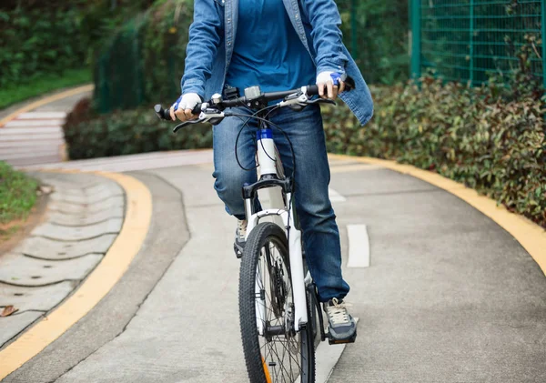 Žena Cyklista Jízdní Kolo Lesní Cestě — Stock fotografie