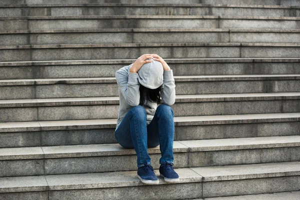 Mulher Perturbada Sentada Sozinha Nas Escadas Cidade — Fotografia de Stock