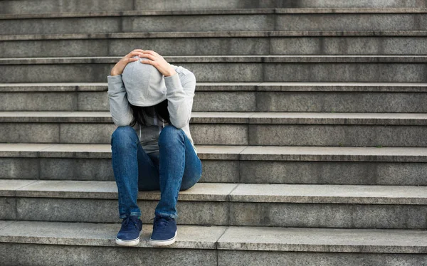 Расстроенная Женщина Сидит Одна Городской Лестнице — стоковое фото