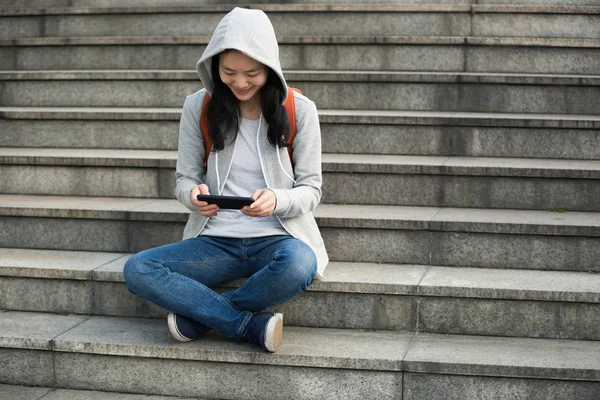 Kobieta Pomocą Smartphone Siedząc Schodach Miasta — Zdjęcie stockowe