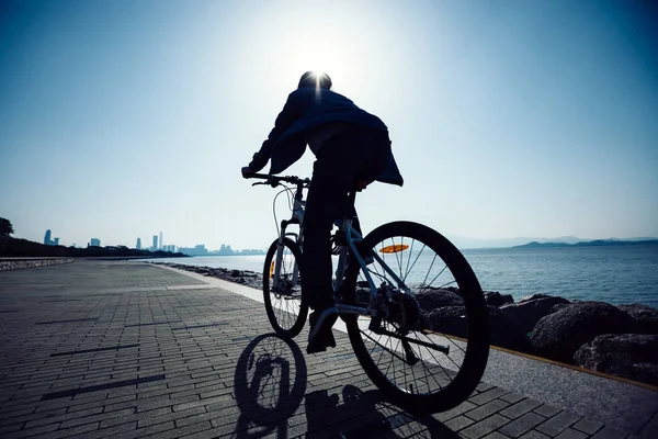 Silueta Cyklista Jízdní Kolo Silnici Pobřeží Sunrise — Stock fotografie