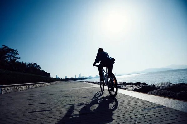 Silueta Cyklista Jízdní Kolo Silnici Pobřeží Sunrise — Stock fotografie