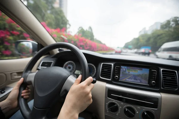 Женщина Используя Gps Навигации Время Вождения Автомобиля Городской Улице — стоковое фото