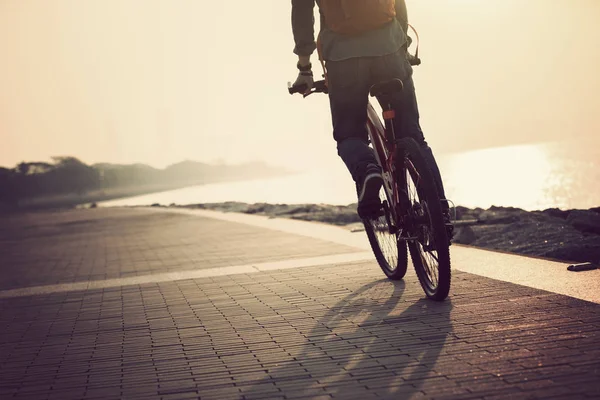 Young Woman Riding Mountain Bike Seaside — Stock Photo, Image