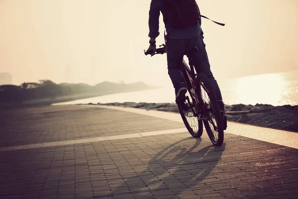 Mujer Joven Montando Bicicleta Montaña Playa — Foto de Stock