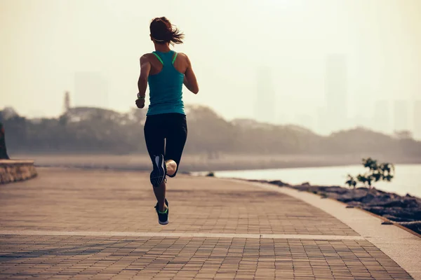 Jeune Femme Remise Forme Courir Sur Côte — Photo