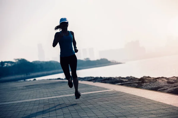 Спортивная Молодая Женщина Бегает Тропе Восходе Солнца — стоковое фото
