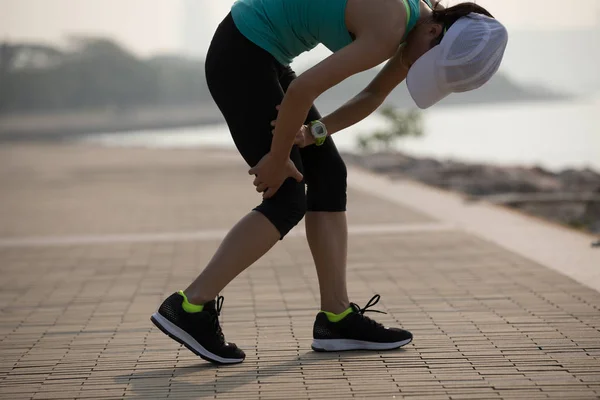 Kobiece Runner Poszkodowanej Kolana Treningu Rano — Zdjęcie stockowe