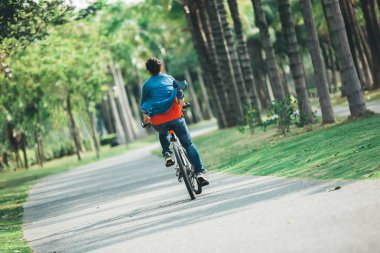 tropikal Park'taki bisiklet sürme sırasında cep telefonu kullanarak bisikletçi
