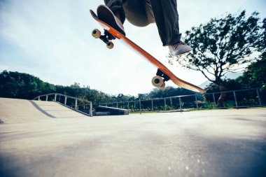 kaykaycı bacaklar skatepark rampa üzerinde kaykay sürme