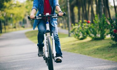 kadın bisikletçi binicilik bisiklet tropikal Park