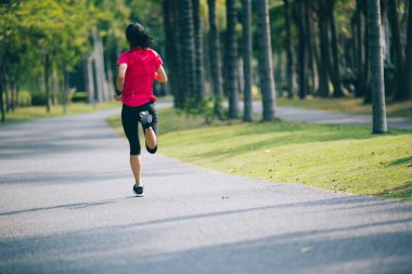 tropikal Parkı'nda çalışan sportif fitness kadın