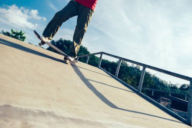 kaykaycı bacaklar skatepark rampa üzerinde kaykay sürme