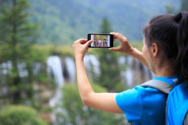 Kadın turist smartphone ile fotoğraf çekmek 