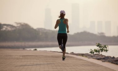 Fitness sporcumuz kıyısında çalıştıran