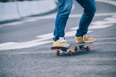 Kaykaycı sakteboarding caddenin üzerinde