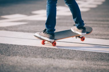 Kaykaycı sakteboarding caddenin üzerinde