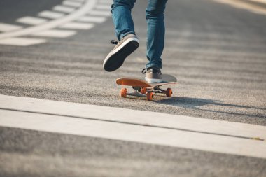 Kaykaycı sakteboarding caddenin üzerinde