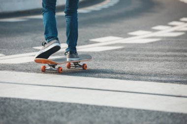Kaykaycı sakteboarding caddenin üzerinde