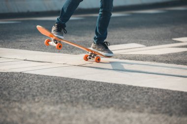 Kaykaycı sakteboarding caddenin üzerinde
