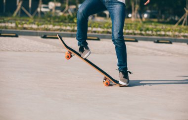 Kaykaycı sakteboarding otopark üzerinde