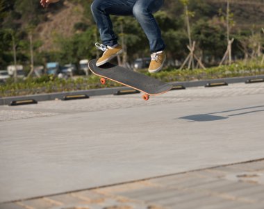 Kaykaycı sakteboarding otopark üzerinde