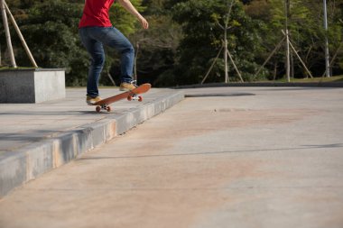 Kaykaycı binme kaykay adım gidiyor