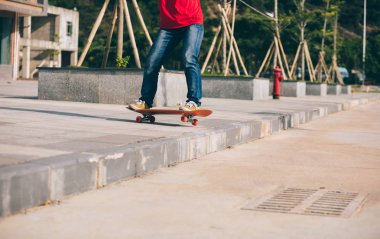 Kaykaycı binme kaykay adım gidiyor