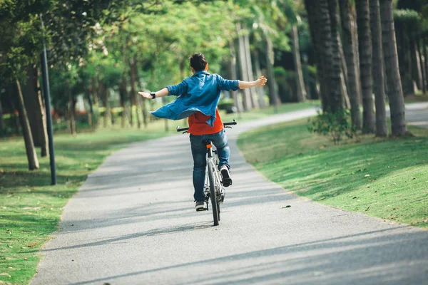 Щаслива Жінка Велосипедист Їде Велосипеді Весняному Тропічному Парку — стокове фото