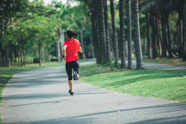 Mulher Fitness Desportivo Correndo Parque Tropical — Fotografia de Stock