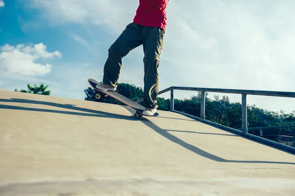 Πόδια Skateboarder Ιππασία Skateboard Στο Skatepark Ράμπα — Φωτογραφία Αρχείου
