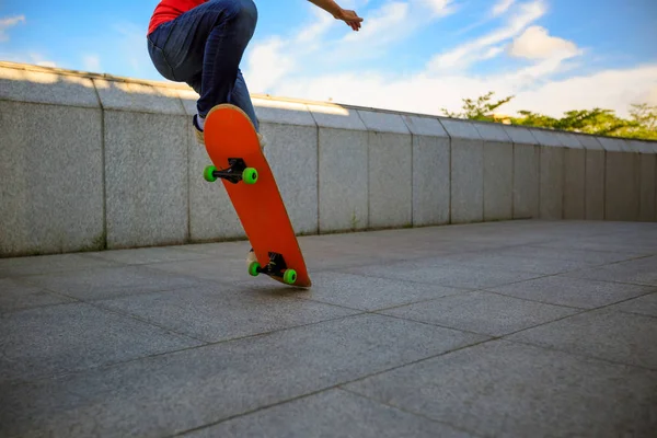 Скейтбордистські Ноги Стрибають Олі Місті — стокове фото