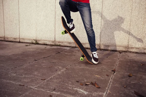 Skateboarder Gördeszka Napkelte Város — Stock Fotó